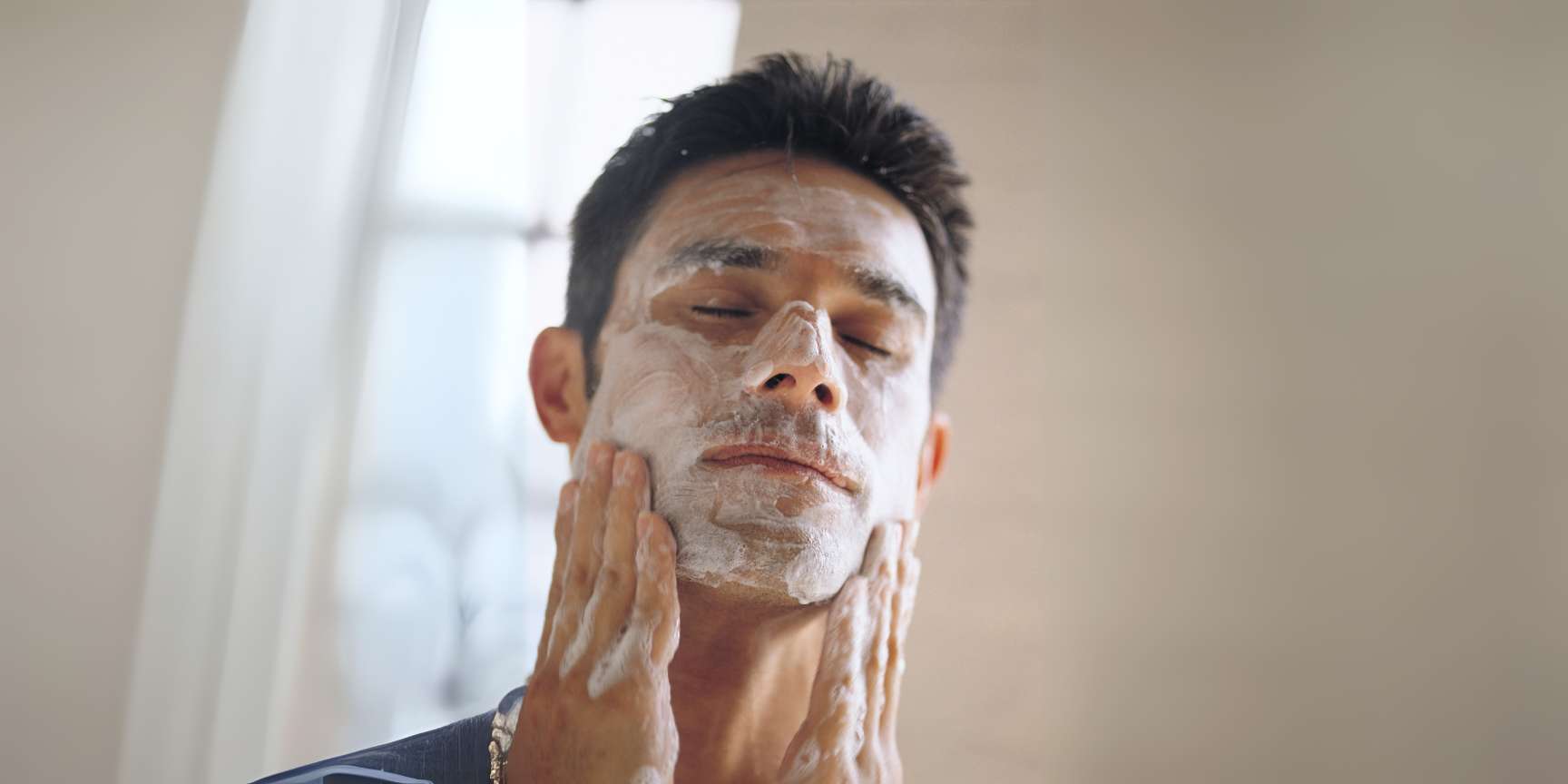 Como realizar una correcta limpieza facial para hombres