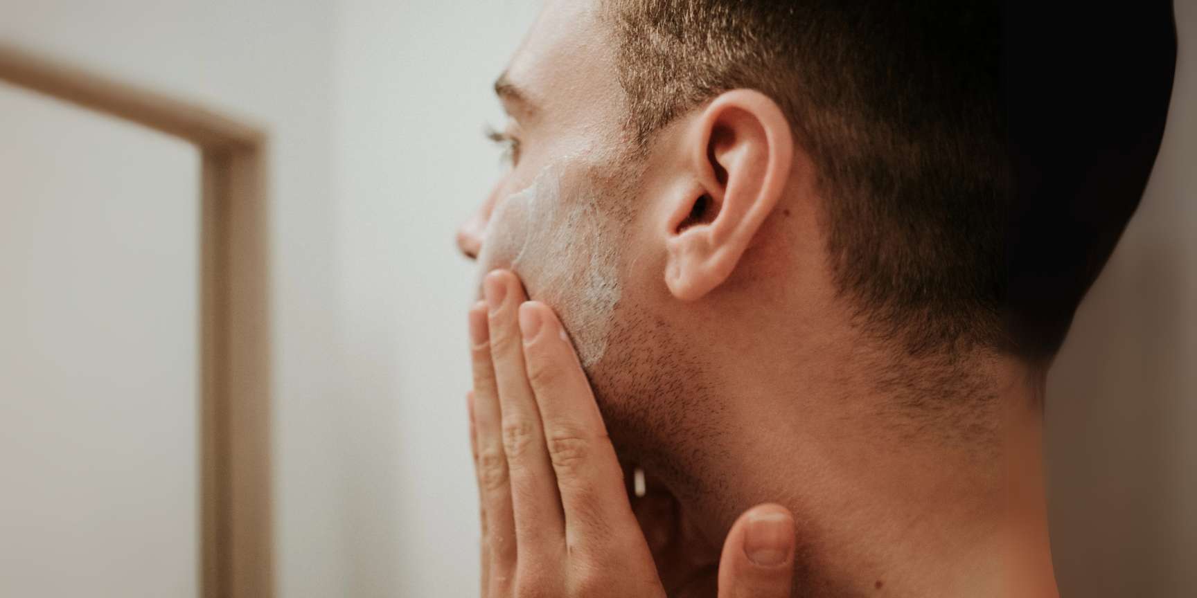 La importancia de la limpieza facial en la piel del hombre