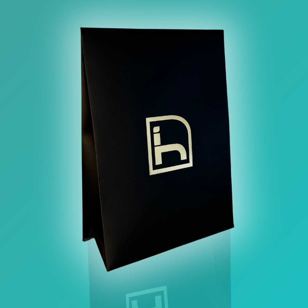 Envoltorio de regalo para productos de cuidado de la piel del hombre. Cosmética masculina natural.