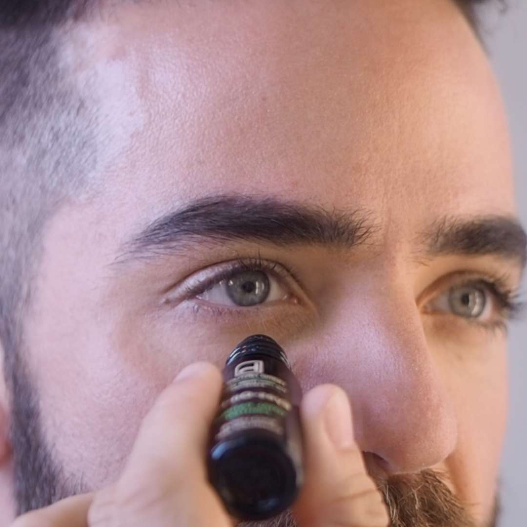 Como quitar bolsas y ojeras hombre con un contorno de ojos natural