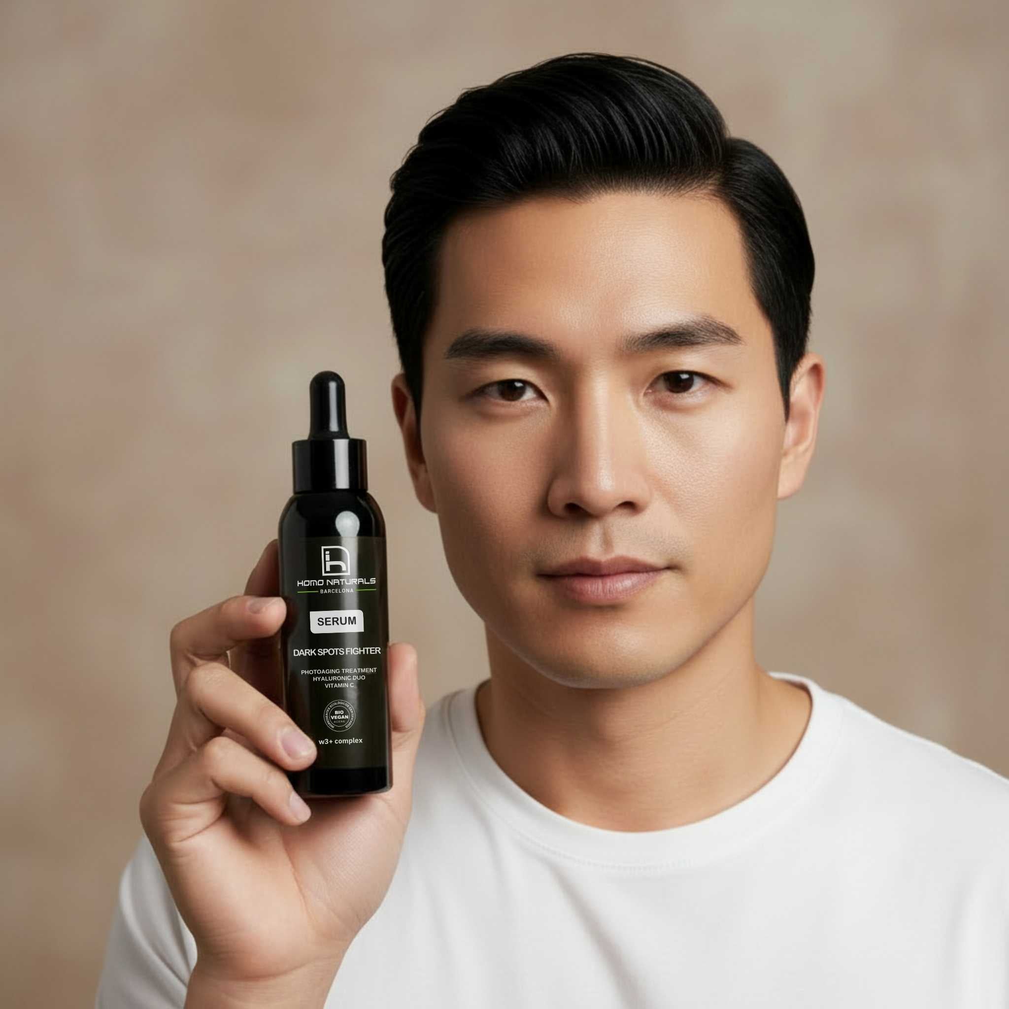 Serum antiedad para hombre con ácido hialurónico, vitamina C y activos antimanchas. Sin parebenos ni otros derivados del petróleo. Natural, ecológico y vegano.