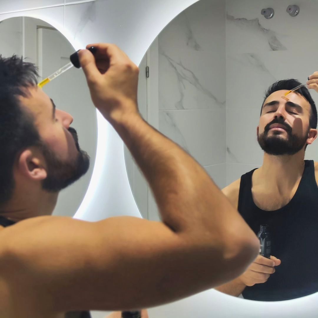 Serum facial para hombre con ácido hialurónico y vitamina C. Antiedad, antiarrugas y antimanchas.