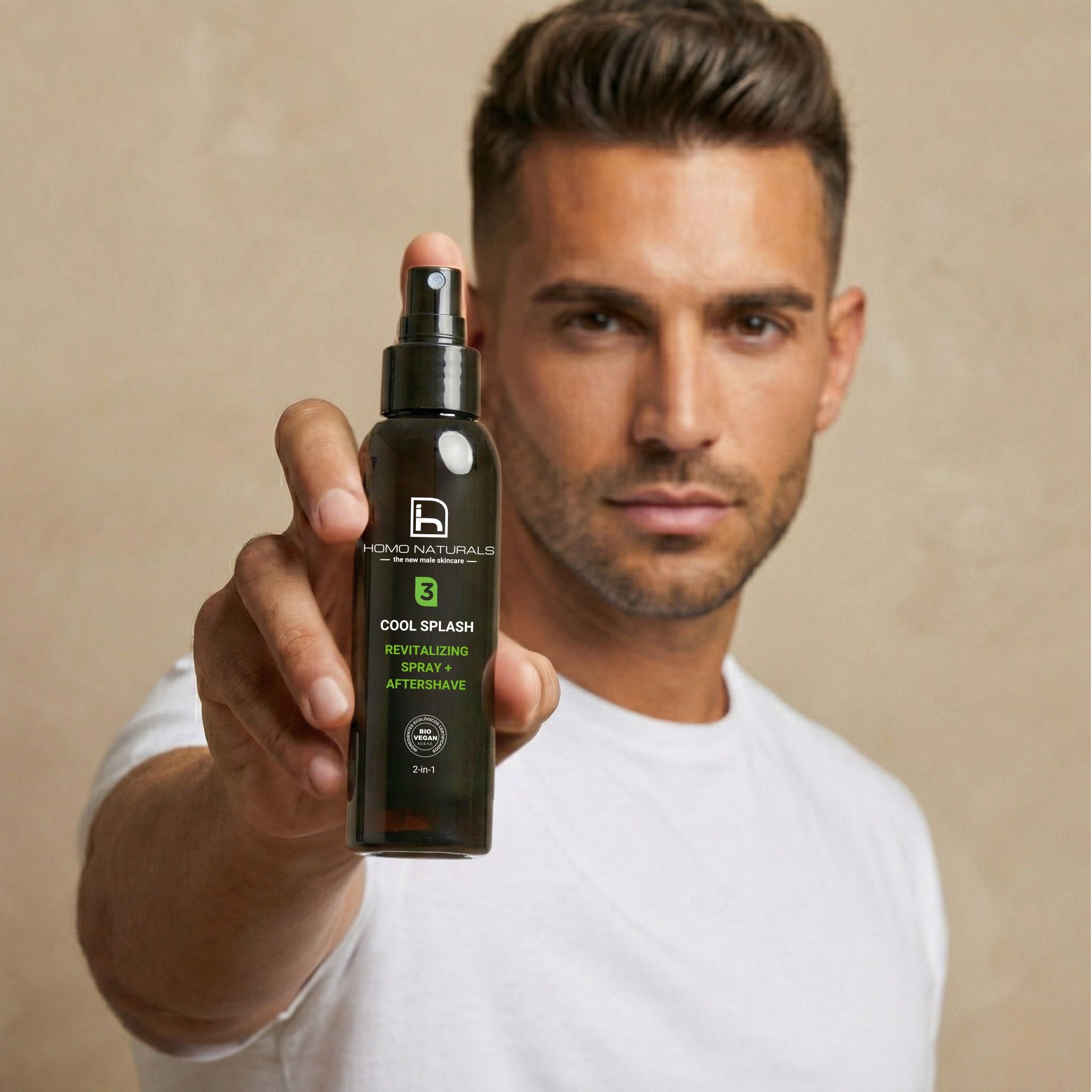 Hombre mostrando Cool Splash de Homo Naturals, spray revitalizante facial y after-shave 2 en 1 diseñado para aportar frescor inmediato y confort a la piel del hombre. Sin alcohol. Bio + Vegan. Oil-free. Ideal para piel mixta y piel grasa.