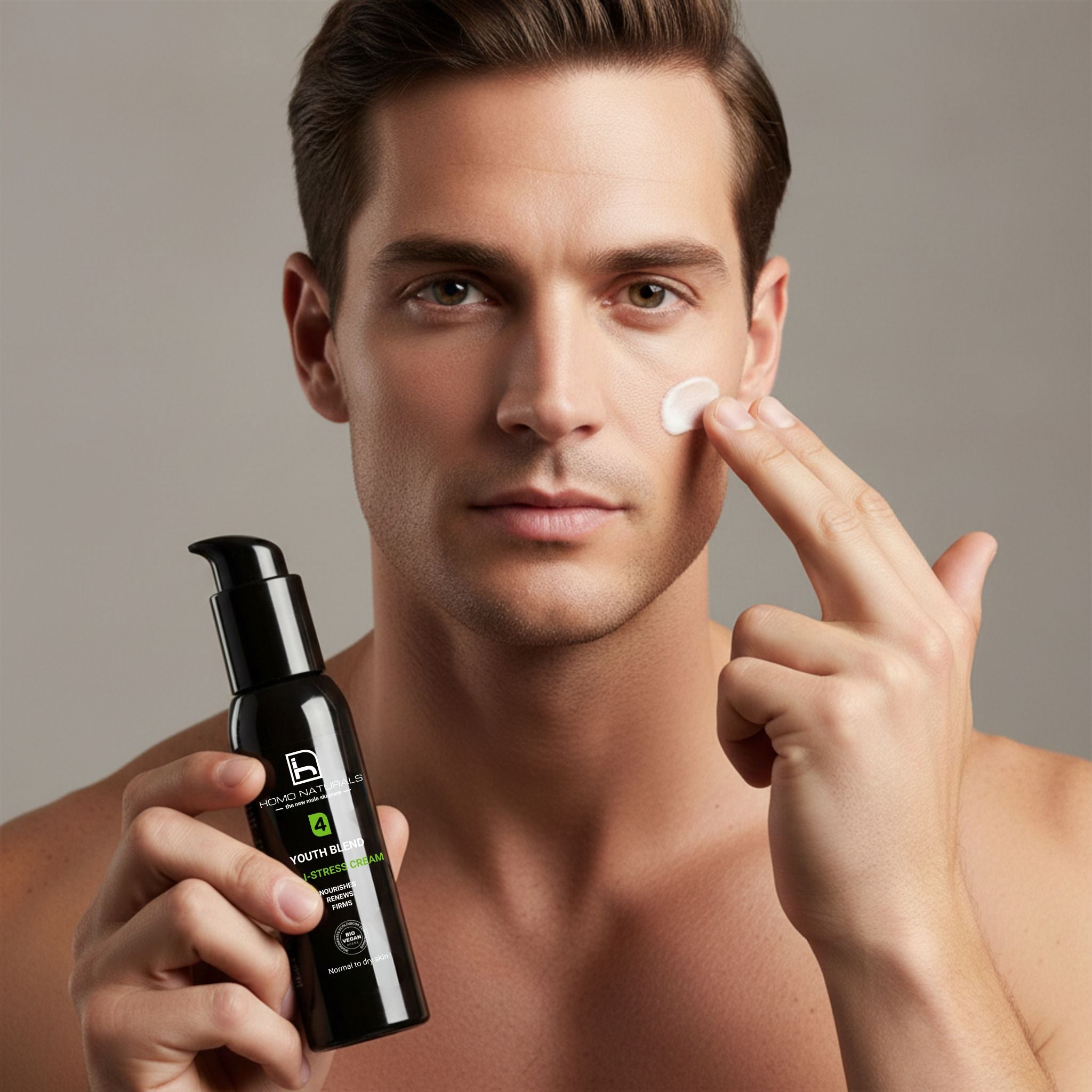 Hombre aplicando la crema antiedad de Homo Naturals para hidratar la piel combatir arrugas, mejorar la firmeza y los signos visibles de la edad. Fórmula 100% natural, con certificación ecológica y vegana. Con ácido hialurónico de bajo peso molecular, bakuchiol (el retinol natural) y péptidos reafirmantes.