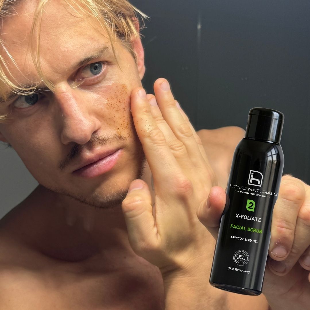Hombre utilizando X-FOLIATE de Homo Naturals durante su rutina de cuidado facial para exfoliar la piel, eliminar impurezas y favorecer una piel con un aspecto más uniforme.
