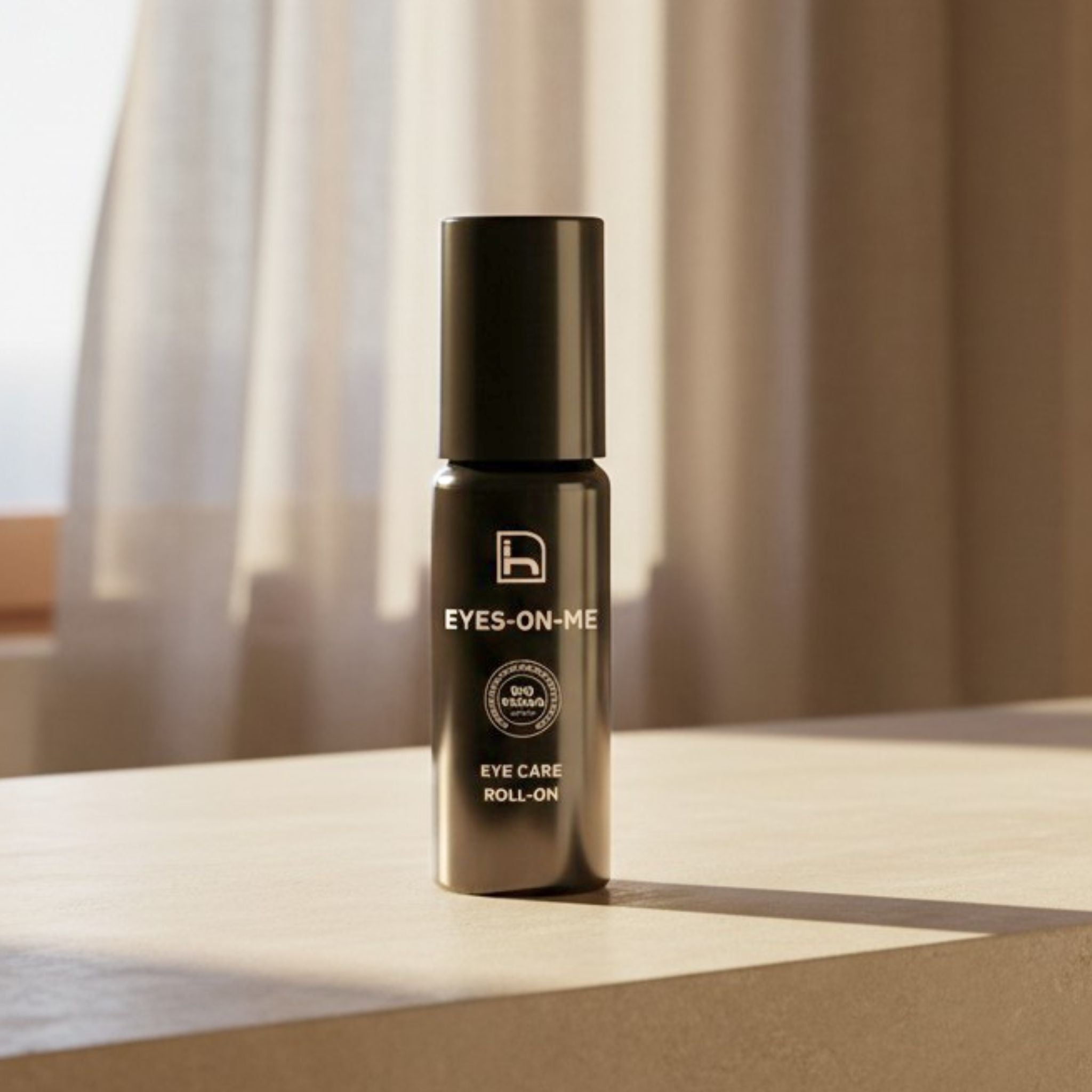 Eyes-On-Me de Homo Naturals, contorno de ojos para hombre formulado para ayudar a mejorar el aspecto de ojeras, bolsas y signos visibles de cansancio. Fórmula natural con certificción bio + vegan. Con cafeína, extracto de pepino y ácido hialurónico.