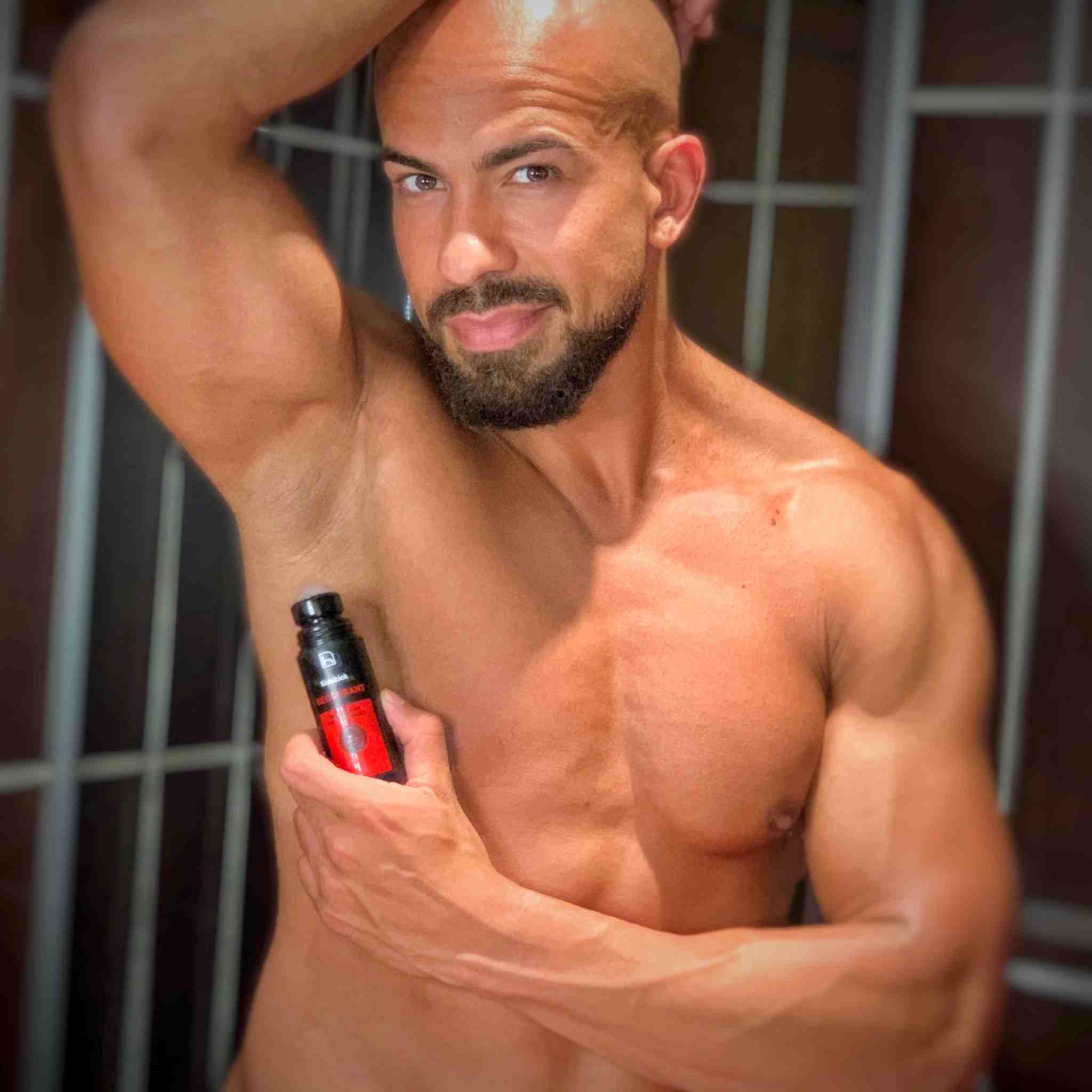 Desodorante natural para hombre sin alcohol en roll-on. Sin aluminio y sin parabenos. Certificado Bio + Vegan.