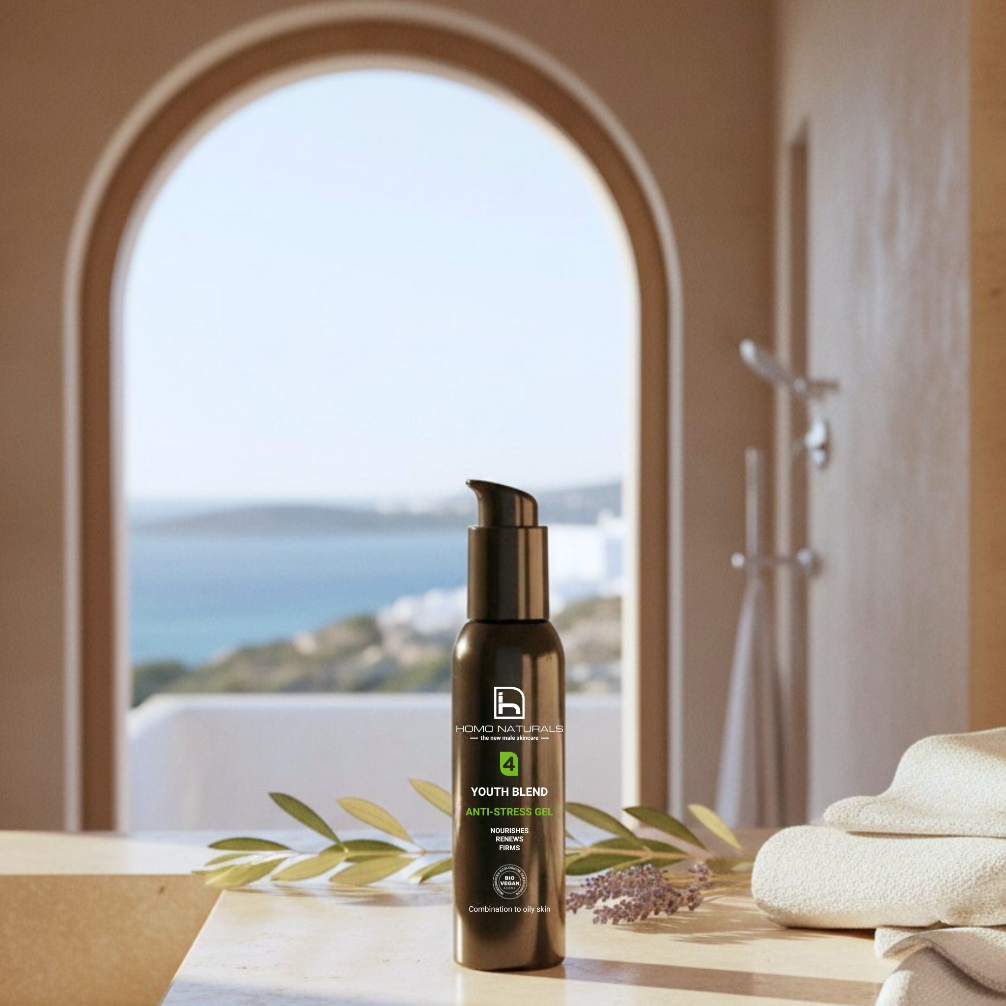 Gel antiedad para hombre con textura ligera de Homo Naturals. Diseñada para piel mixta y piel grasa. Rápida absorción. Sin brillos. Fórmula natural, con certificación ecológica y vegana. Con Bakuchiol, el retinol natural, ácido hialurónico bio y péptidos reafirmantes. Refrescante fragancia natural a menta.