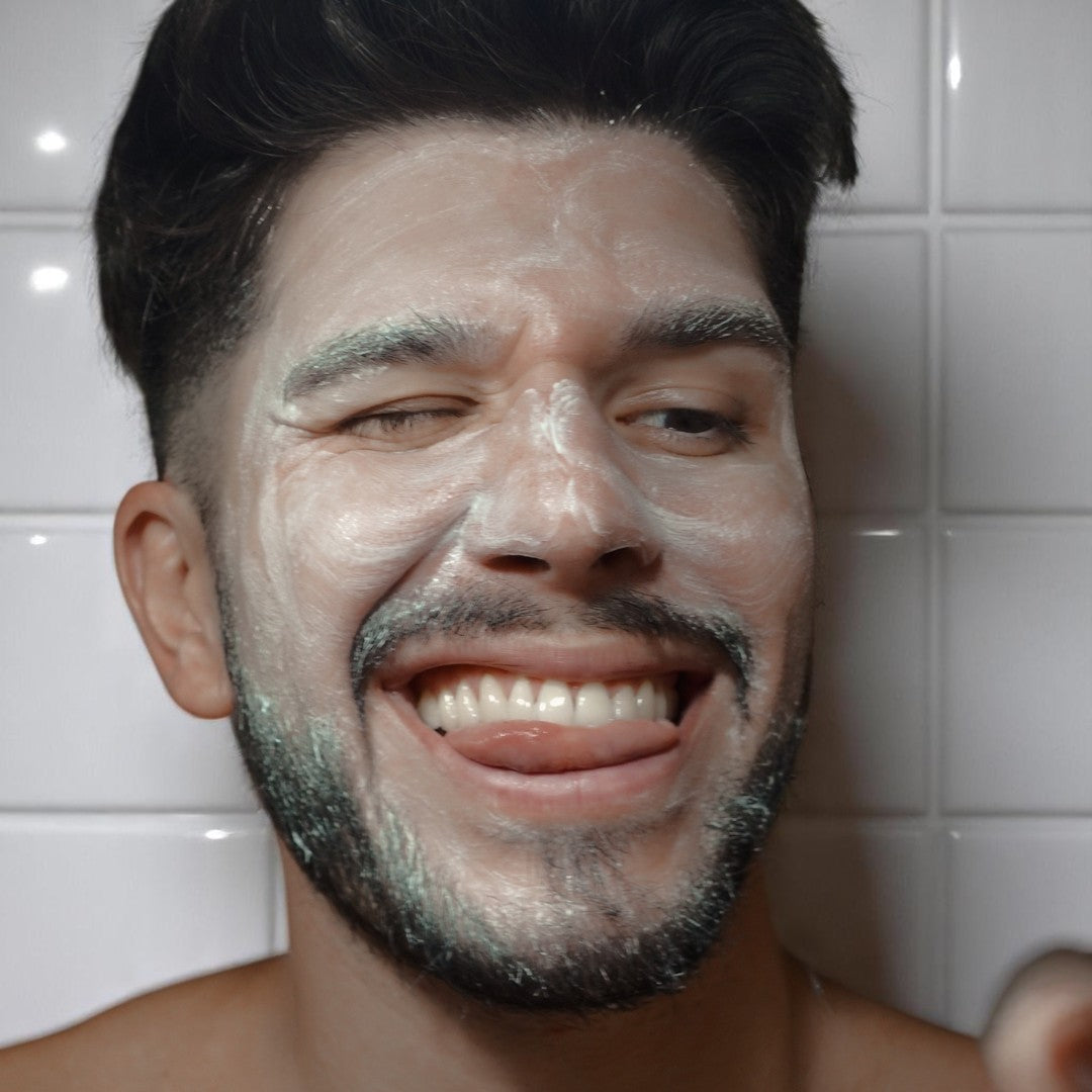 Limpiador facial sin sulfatos para hombre.