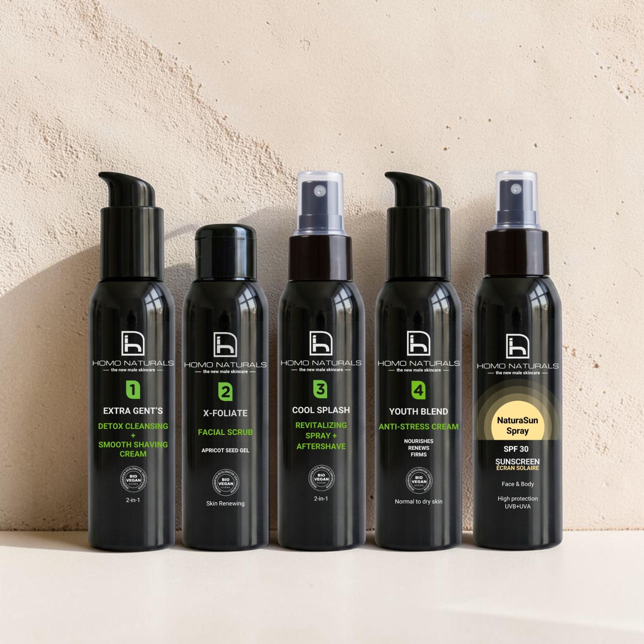 Foto del tatamiento facial en 4 pasos + protector solar para hombre. Incluye un limpiador, un exfoliante, un tónico facial, un gel o crema antiarrugas, y un protector solar en spray SPF30. Fórmulas naturales para el cuidado de la piel del hombre.