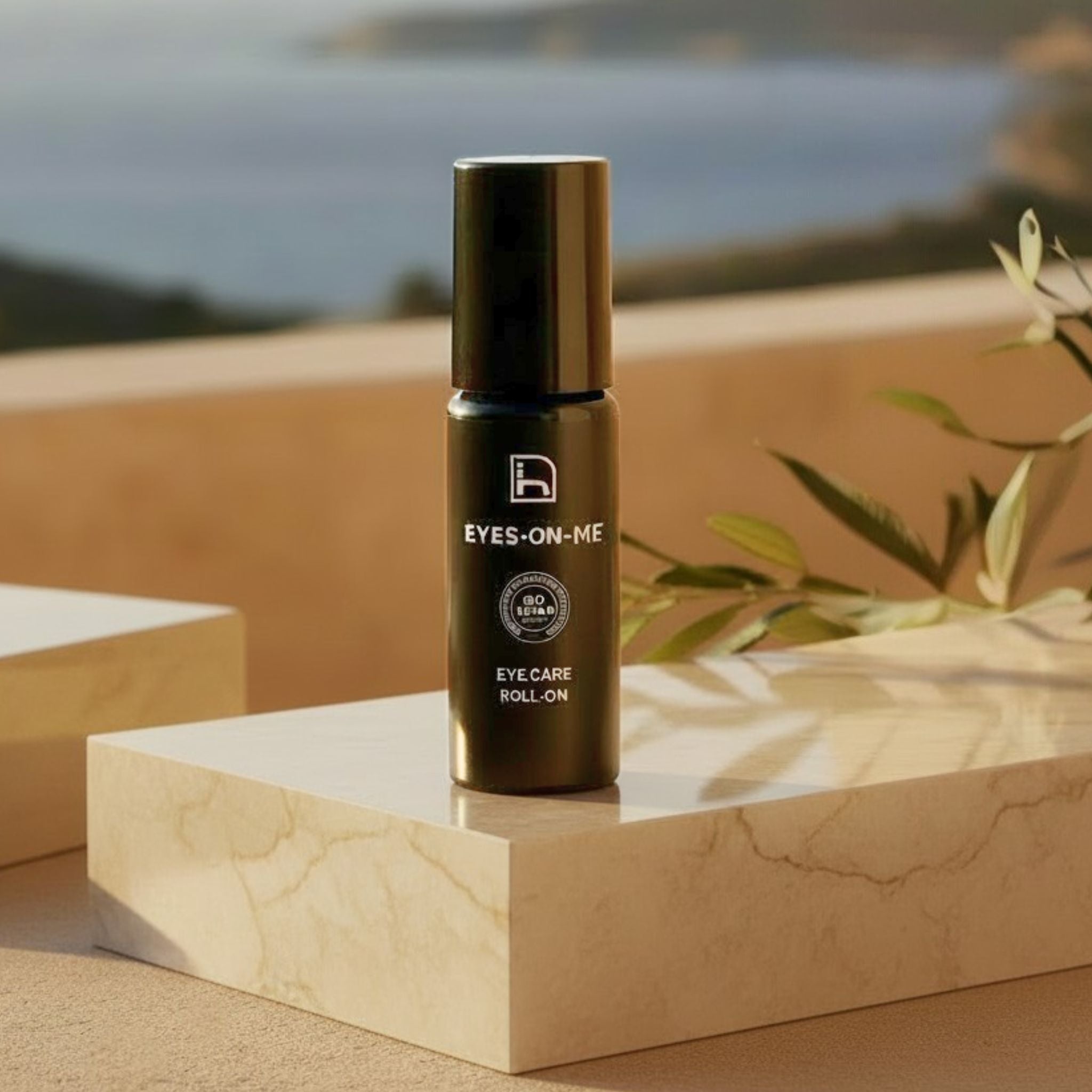 Contorno de ojos para hombre Eyes-On-Me de Homo Naturals en un entorno lifestyle premium mediterráneo. Contorno de ojos roll-on y con activos naturales para el cuidado de la piel del hombre. Ideal para combatir bolsas, ojeras y arrugas en el contorno de ojos.