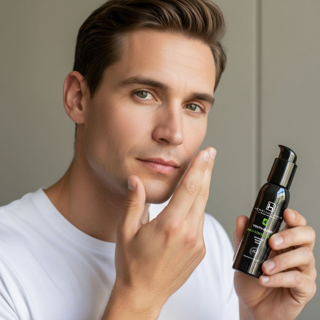Hombre mostrando la crema antiedad de Homo Naturals para hombre, formulada para hidratar, nutrir, reafirmar y mejorar el aspecto de la piel. Con ácido hialurónico, péptidos y bakuchiol, el reinol natural. Sin derivados del petróleo. Con certificación ecológica y vegana.