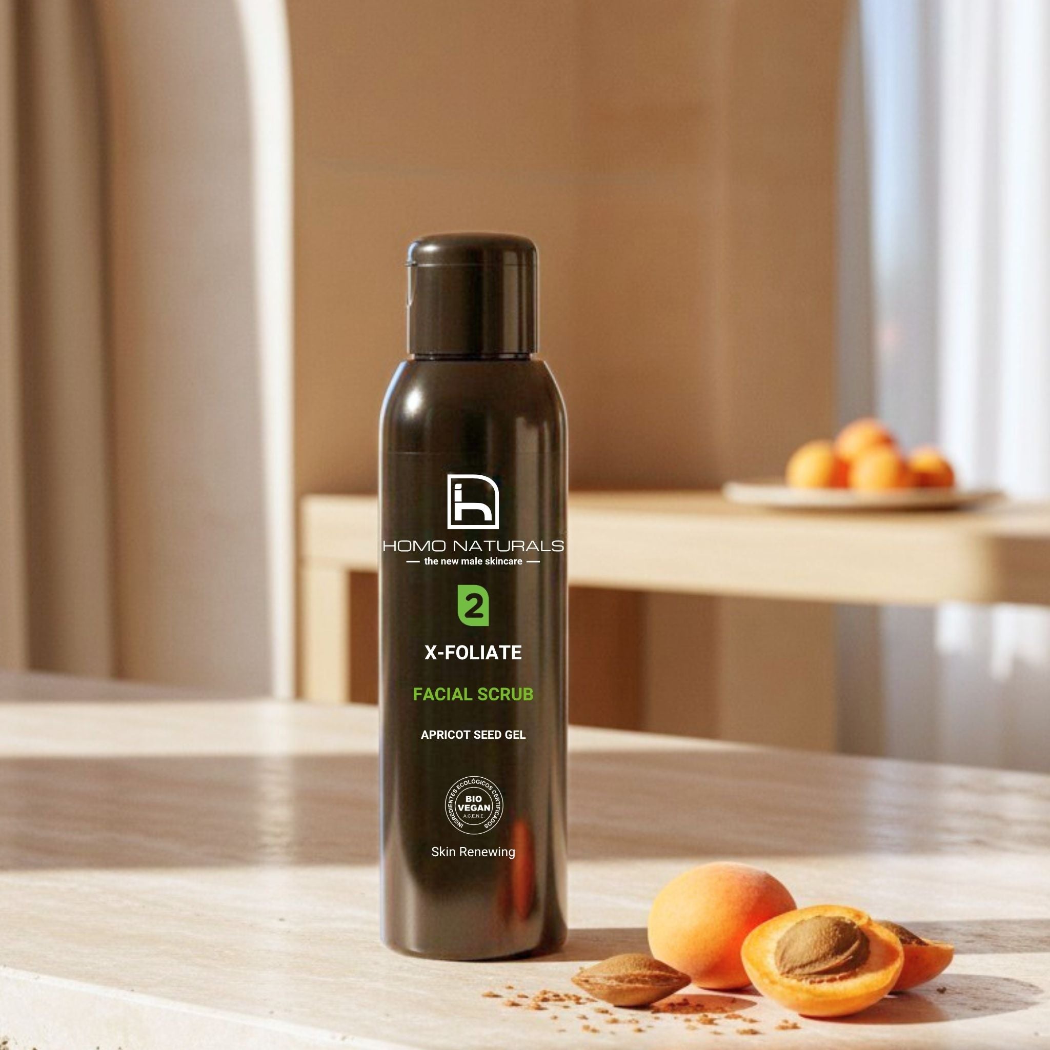 Exfoliante facial natural para hombre X-FOLIATE de Homo Naturals junto a albaricoques, elaborado con partículas de hueso de albaricoque para ayudar a limpiar los poros y suavizar la piel. Sin microplásticos. Con certificacioón ecológica y vegana.