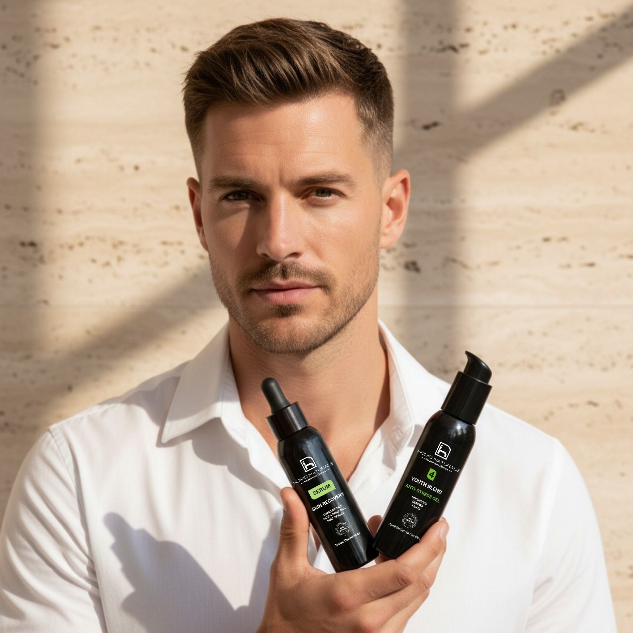 Hombre mostrando Sérum antiedad y crema antiarrugas de Homo naturals, cosmética masculina natural para hombre con activos botánicos, texturas ligeras y eficacia antiedad visible.