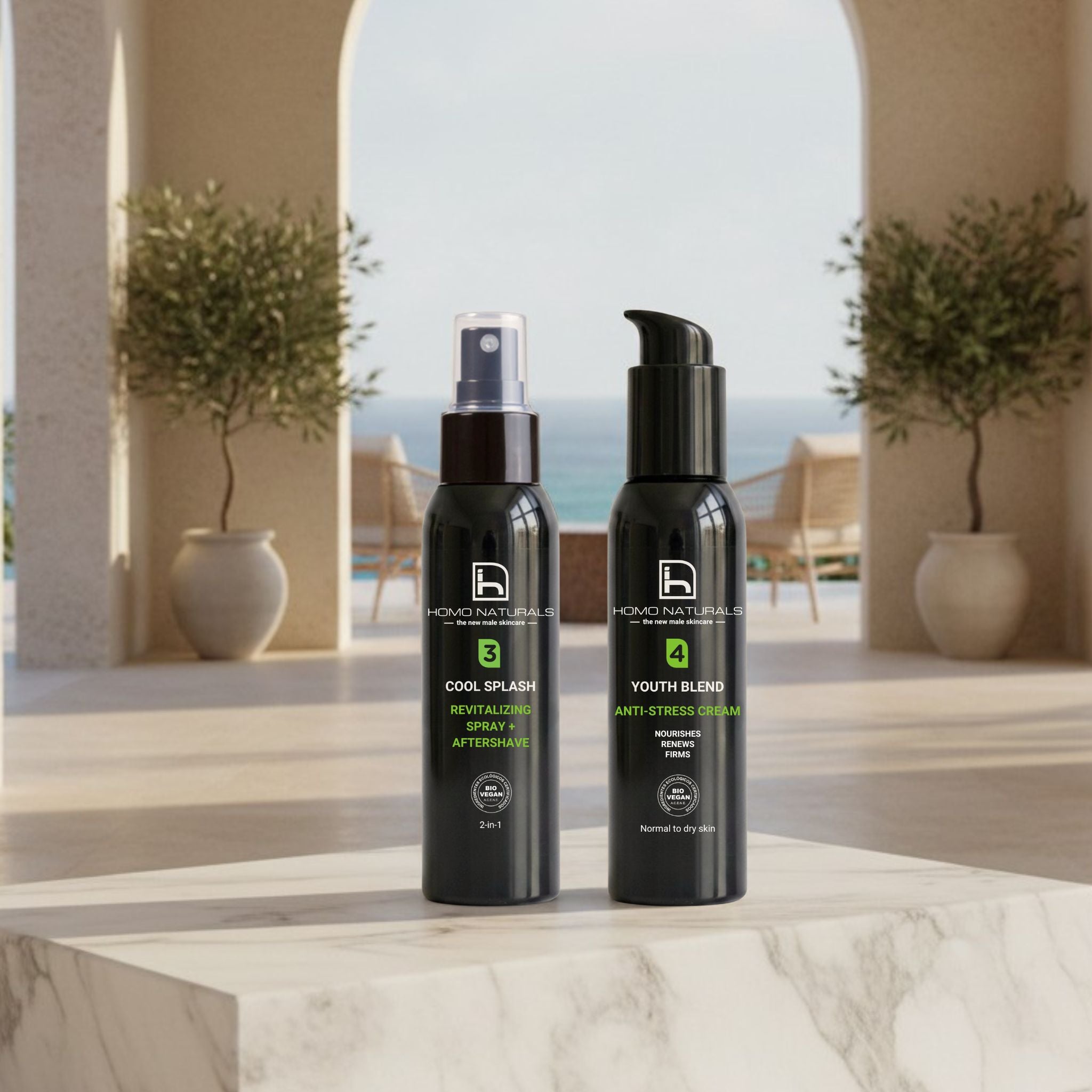Kit Antiedad para Hombre de Homo Naturals en un entorno lifestyle premium mediterráneo con tónico facial Cool Splash y crema antiedad Anti-Stress para una rutina facial completa.