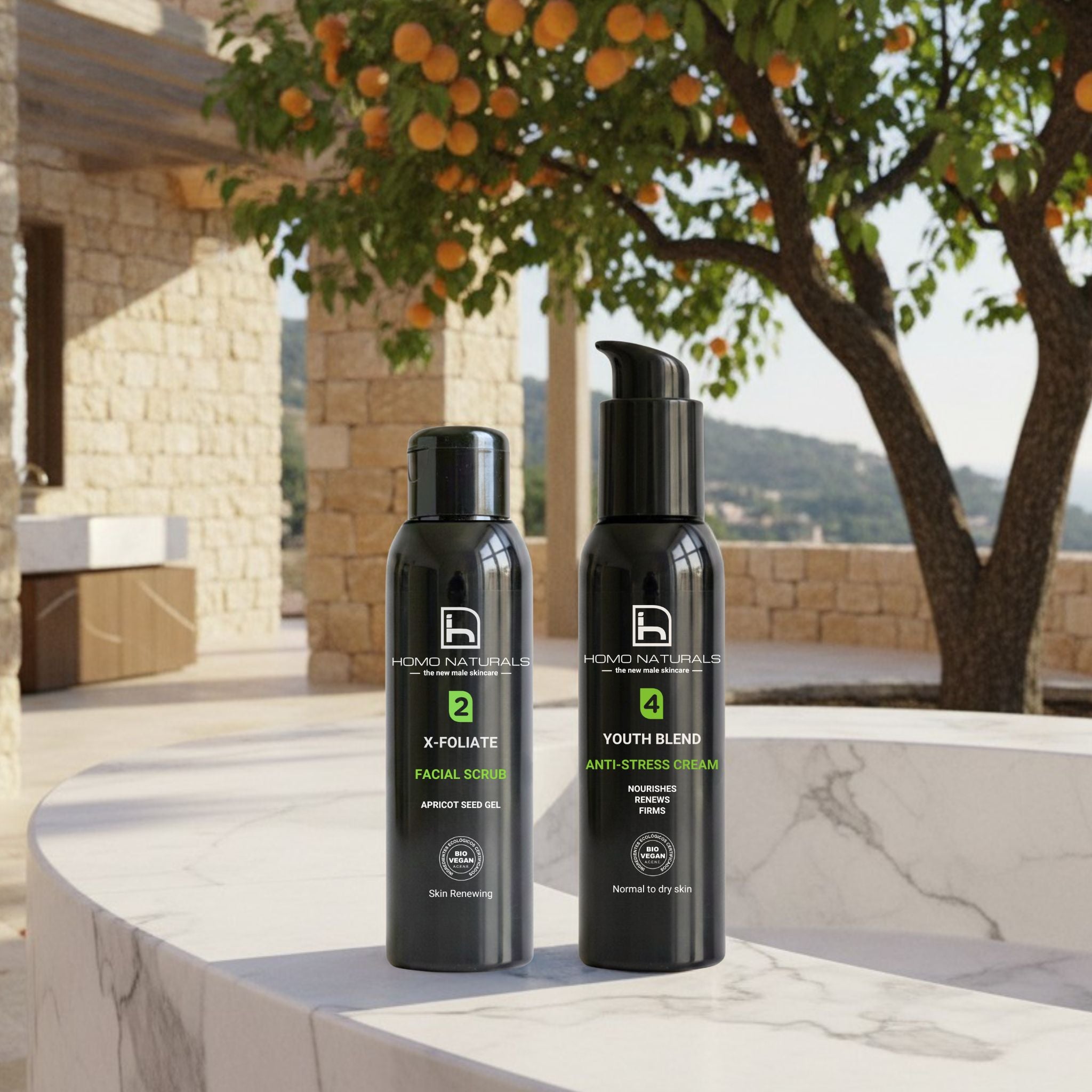 Kit de cuidado facial para hombre de Homo Naturals en un entorno lifestyle premium mediterráneo compuesto por exfoliante facial y crema antiedad para una rutina facial completa.