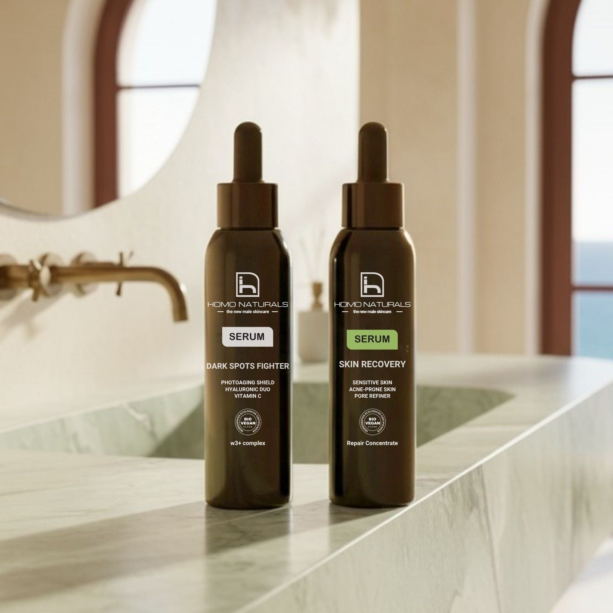 Imagen del kit de serums antiedad para hombre de la marca Homo Naturals en un baño premium. Contiene el Dark Spots Fighter, serum antiedad y antimanchas, y el Skin Recovery Serum, serum facial triple función: afinador de poros, para tratar pieles sensibles y para pieles con tendencia acneica.